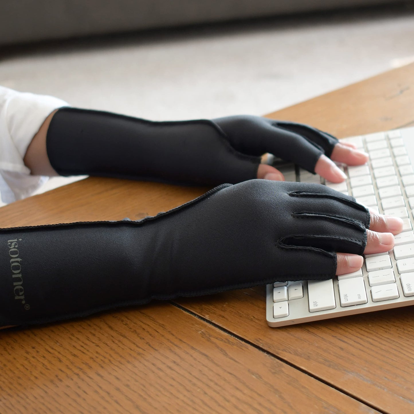 isotoner Women & Men Arthritis Compression Rheumatoid Pain Relief Gloves for joint support with Open/Full finger design